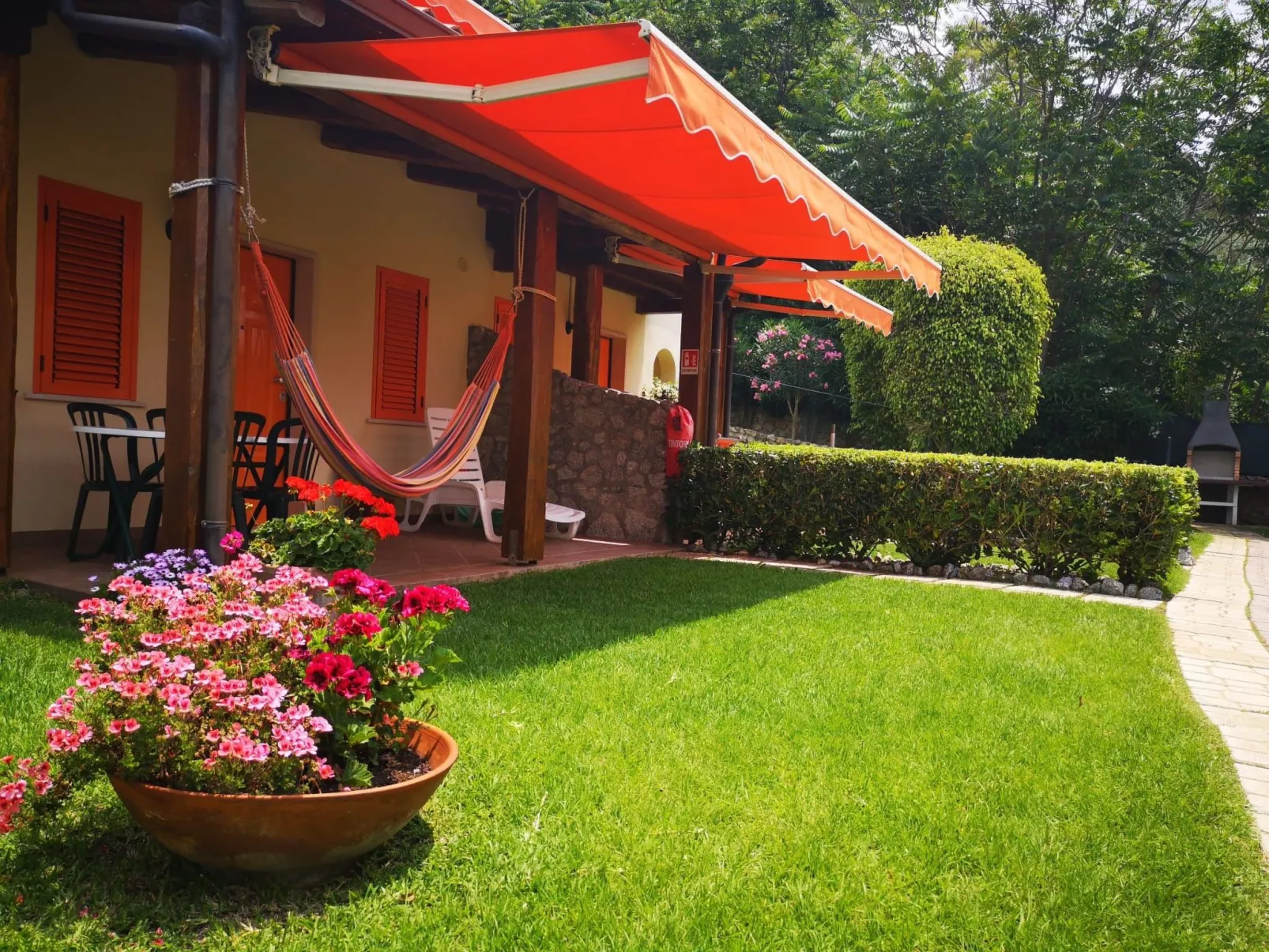 Komfortwohnung mit Garten - 70 m vom Meer entfernt-Outside