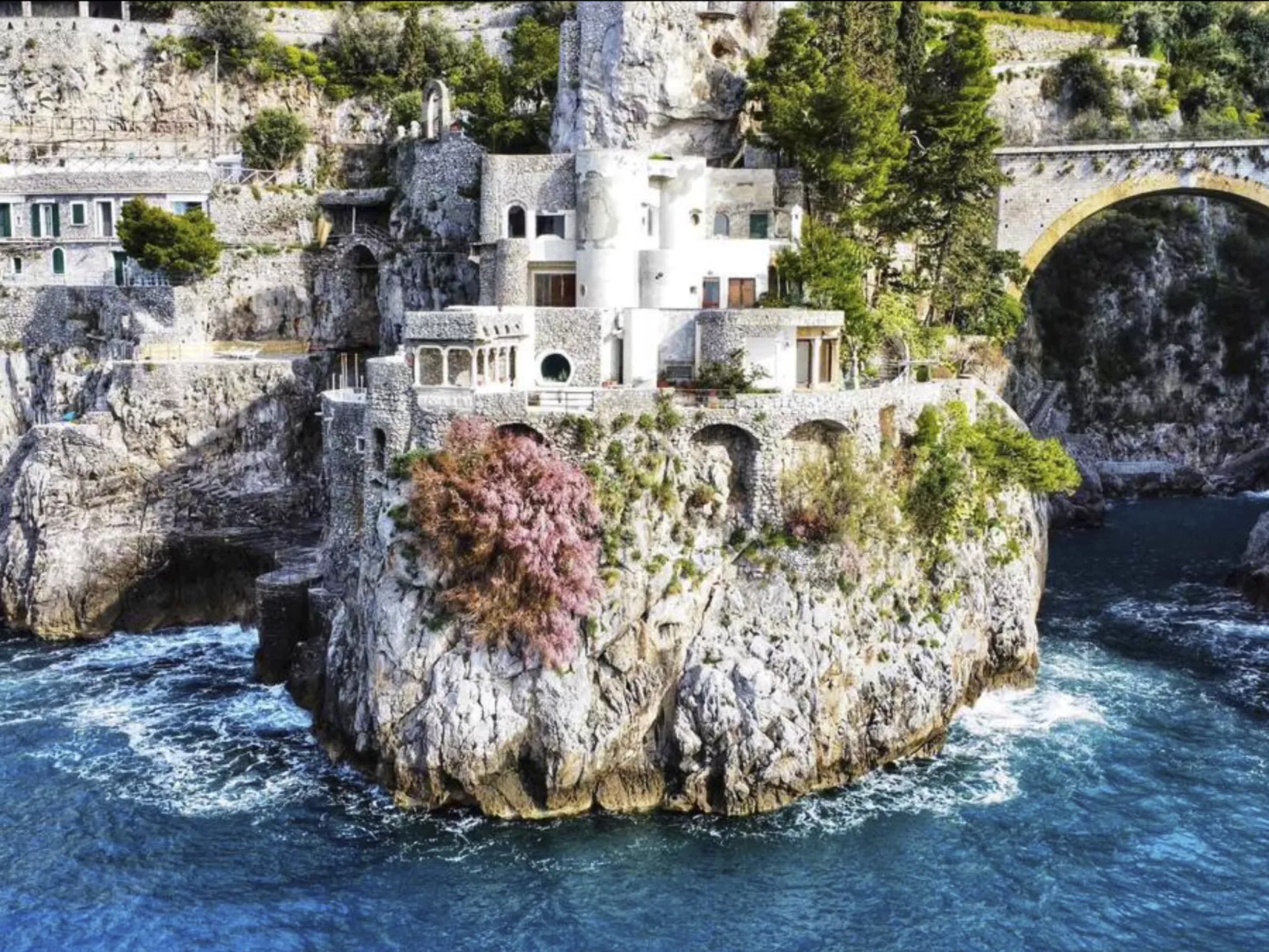 Villa auf einer natürlichen Klippe mit Blick auf das Meer, nur wenige Schritte-Draußen