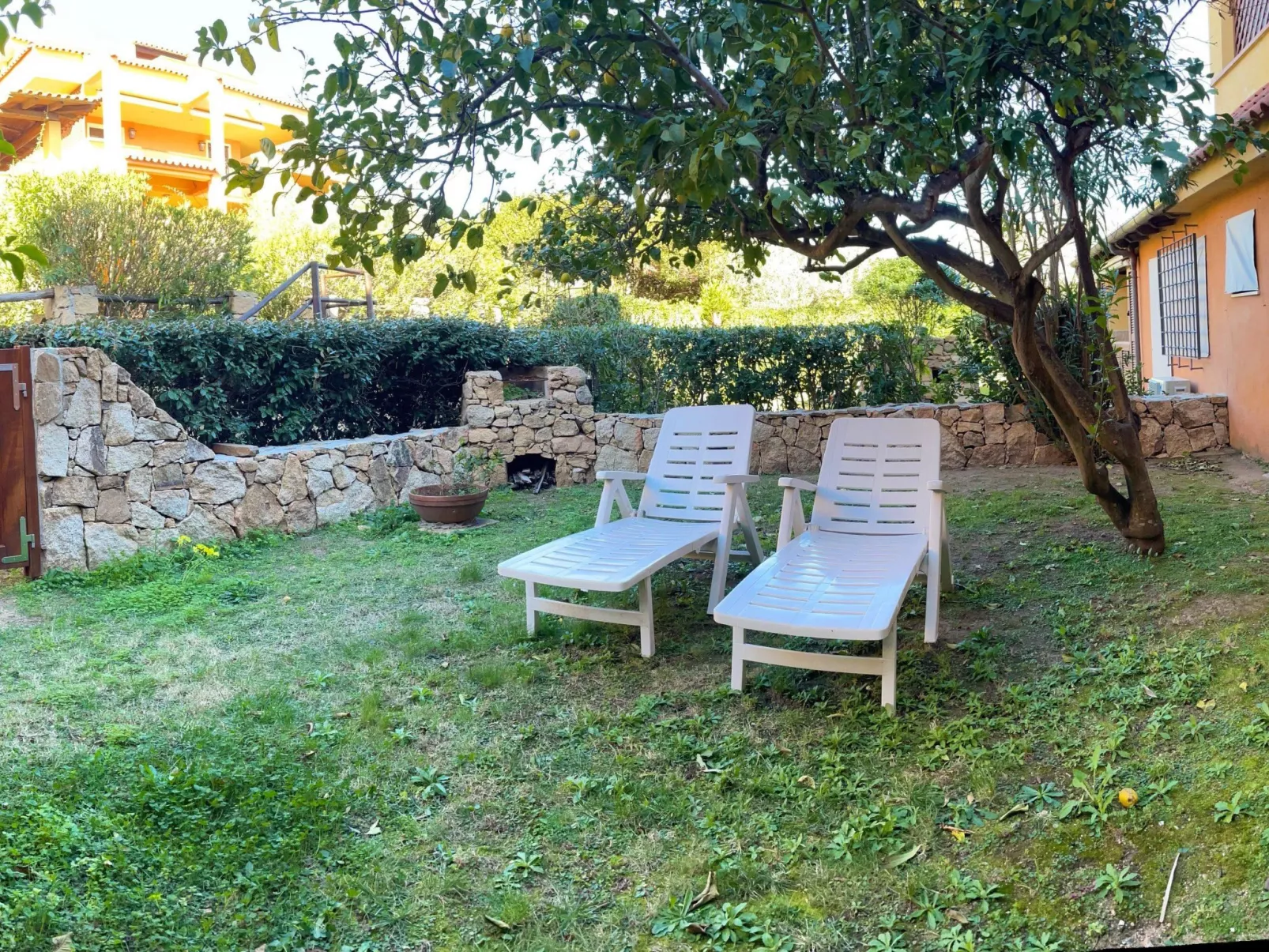 Große Drei-Zimmer-Wohnung am Golf von Marinella-Image-tags.info