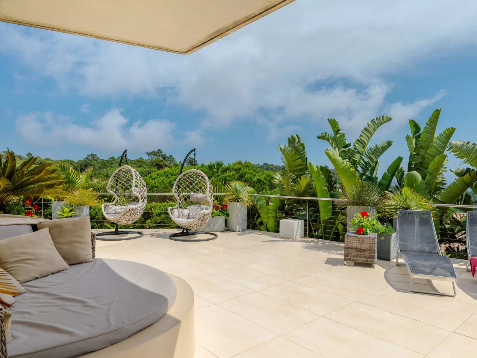 Luxuriöse Villa mit fantastischem Meerblick und Pool-Outside