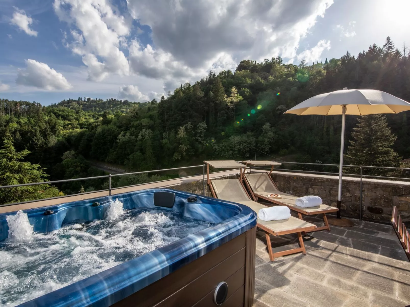 Medieval Tower mit Whirlpool auf der Dachterrasse