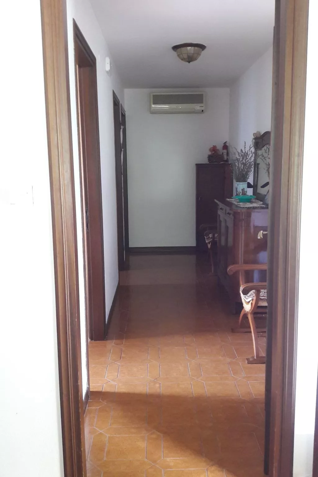 Auf einem ummauerten Grundstück-Dedans