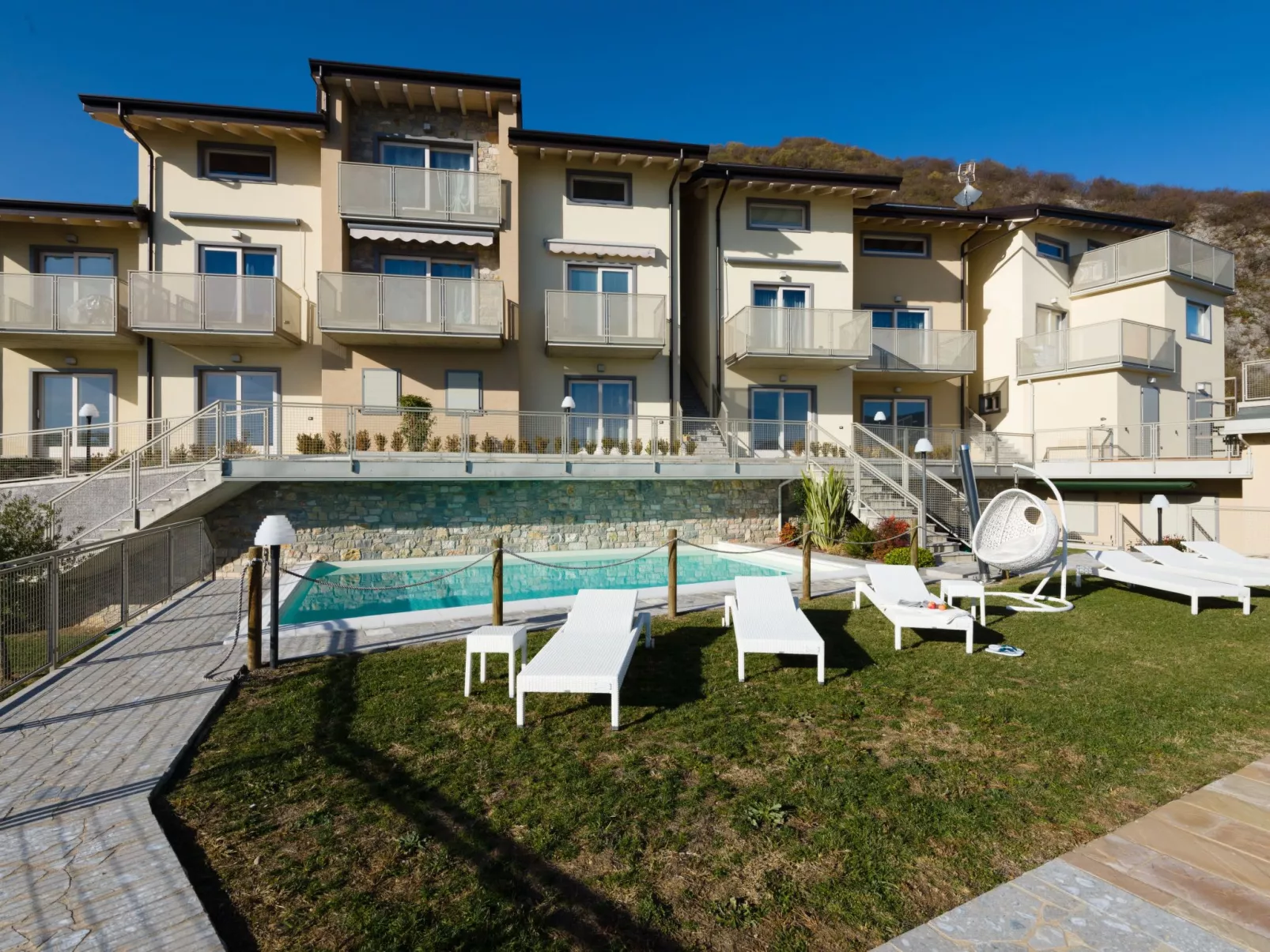 Terrazza a Lago - Dreizimmerwohnung mit Terrasse und Schwimmbad