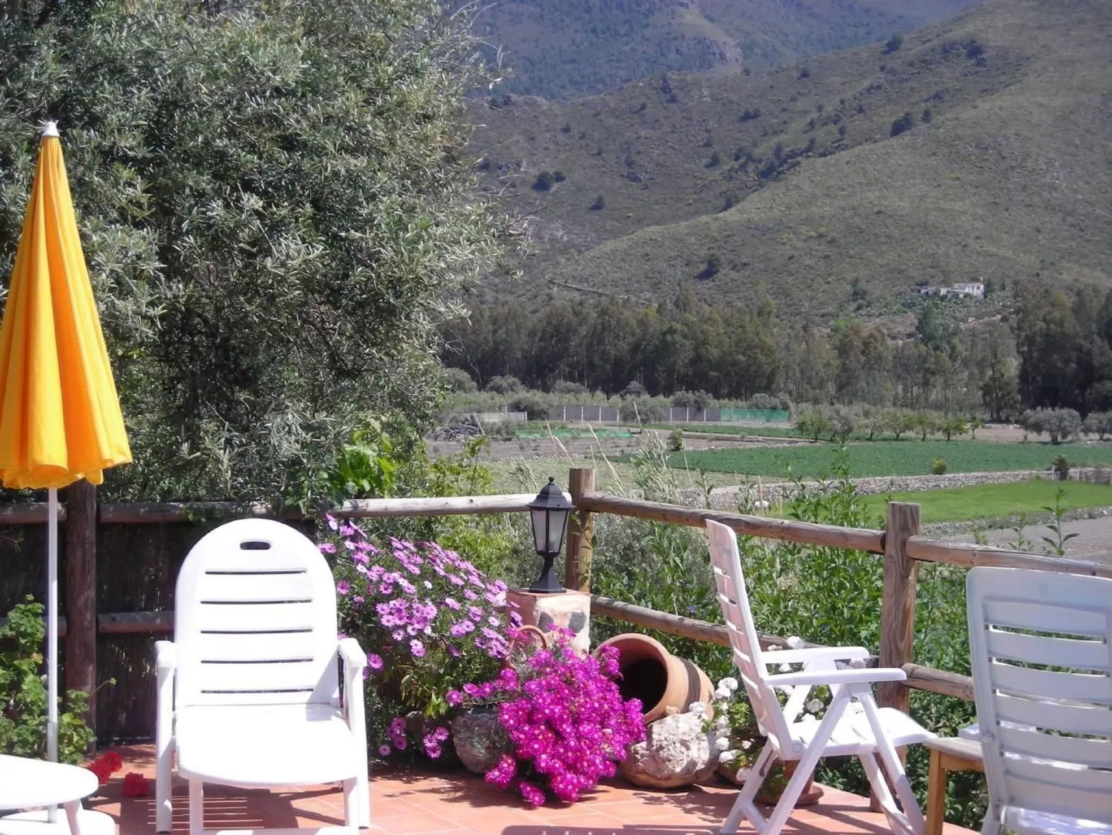 Gemütliches Ferienhaus in Tíjola mit Grill, Garten und Terrasse-Dehors