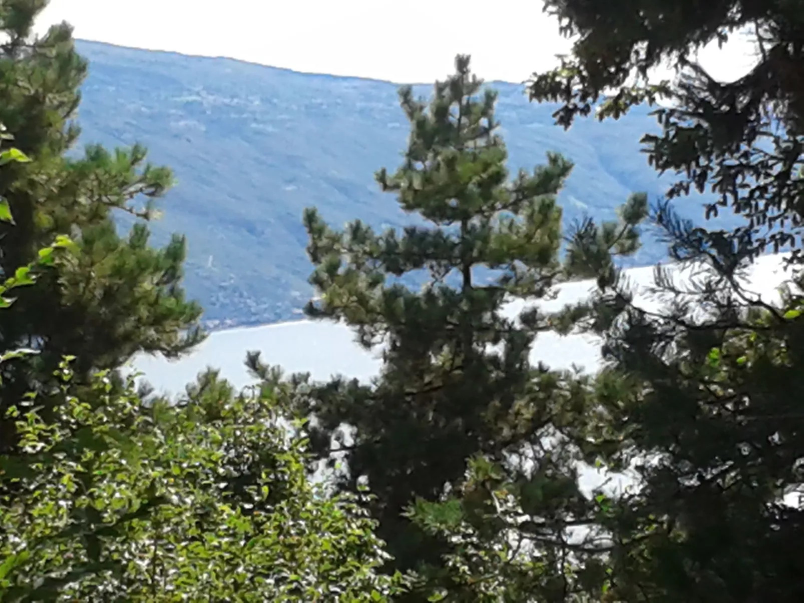 In einer Villa mit Garten und Blick auf den Gardasee-Outside