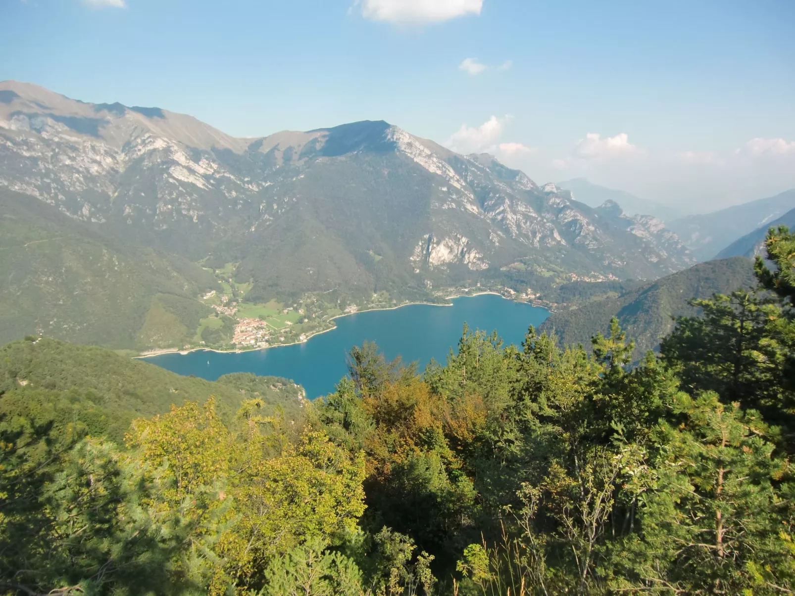 Freistehendes Haus mit eingezäuntem Privatgarten