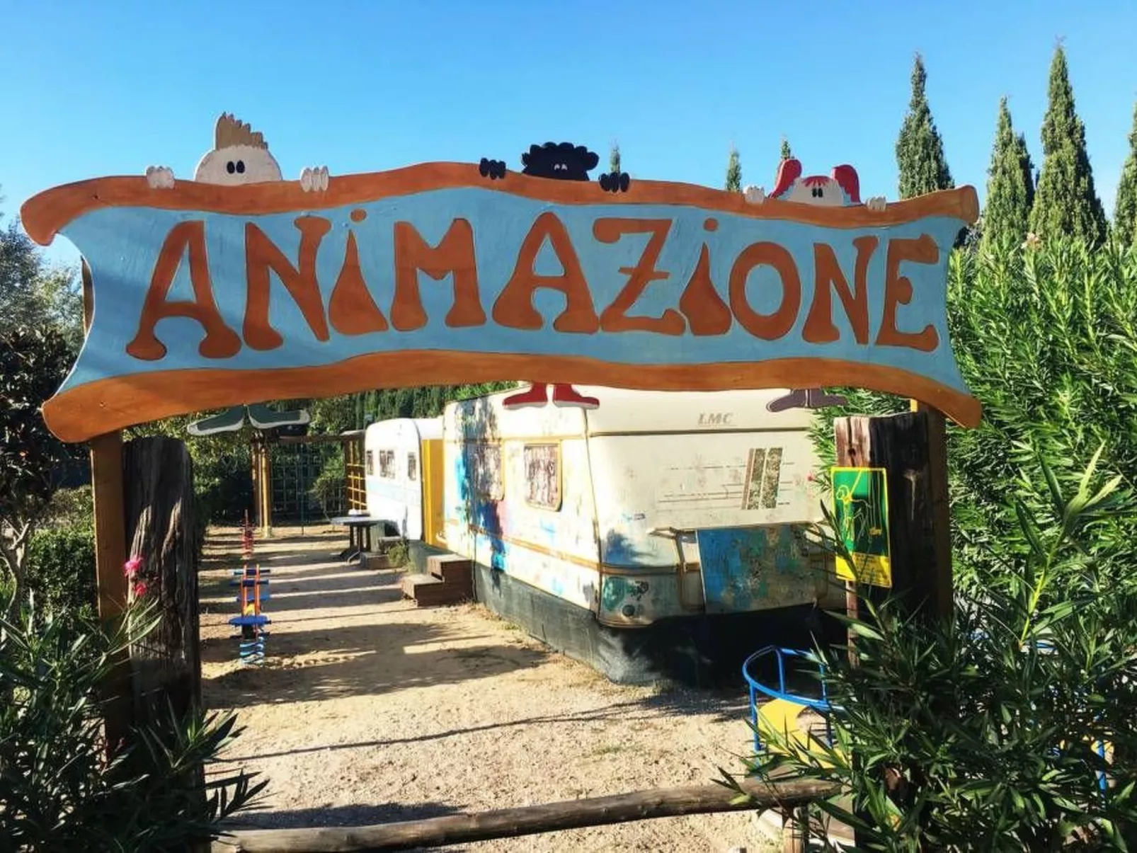 Mobilheim auf einem Campingplatz in der Nähe des Meeres und Pisa-Draußen