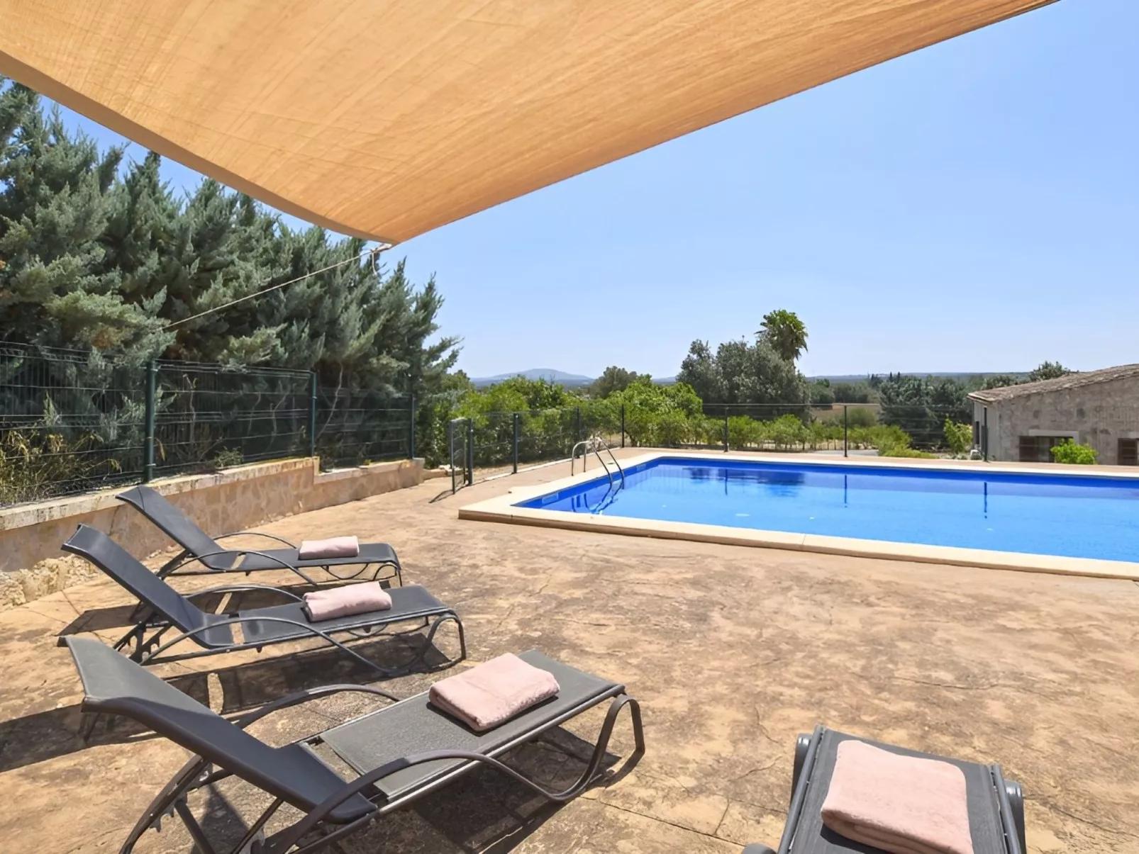 Finca mit großem eingezäunten Pool und Klimaanlage. - Outside