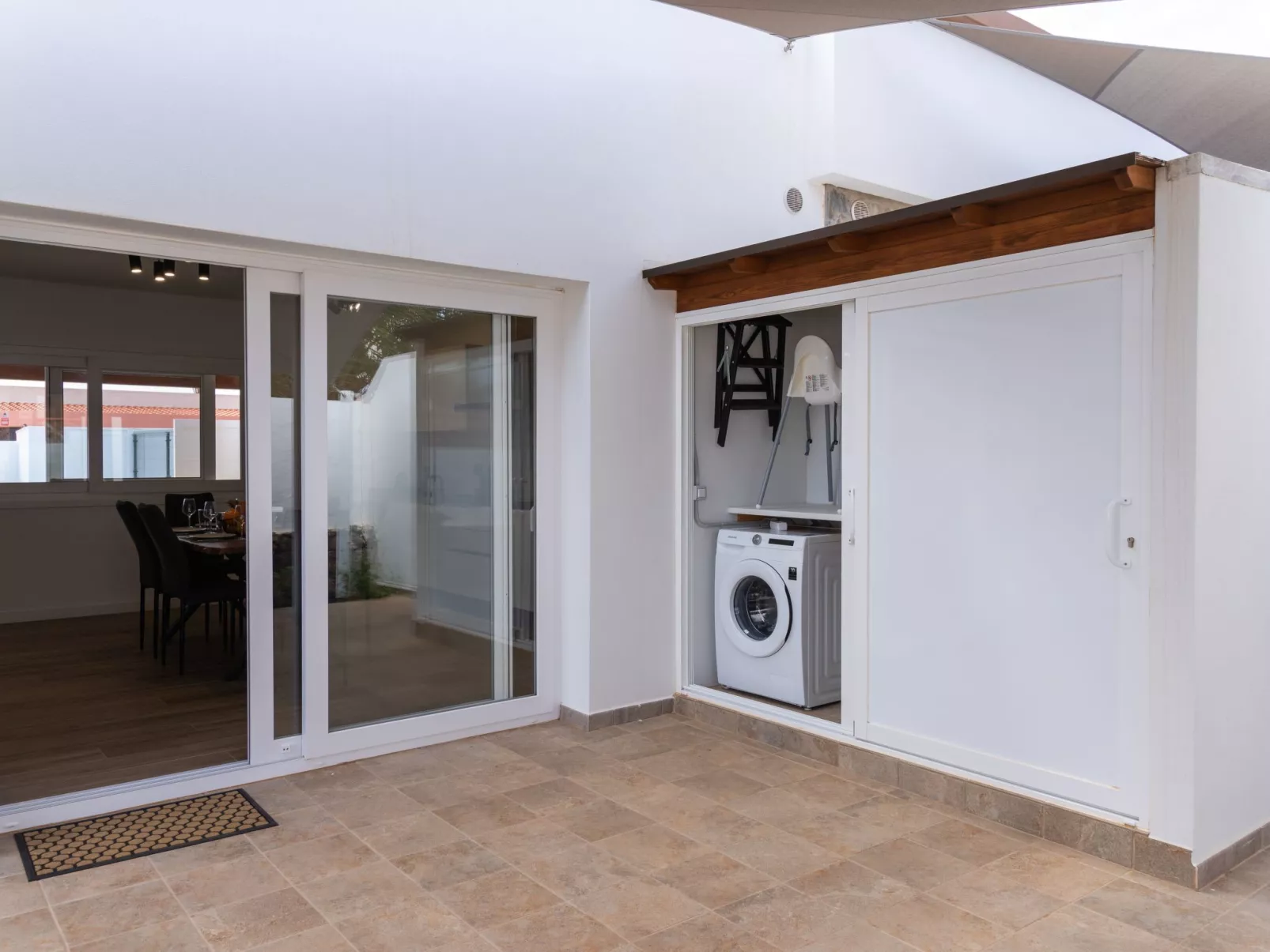 Modernes und helles Ferienhaus direkt am Meer, mit zwei großen Terrassen, Garte