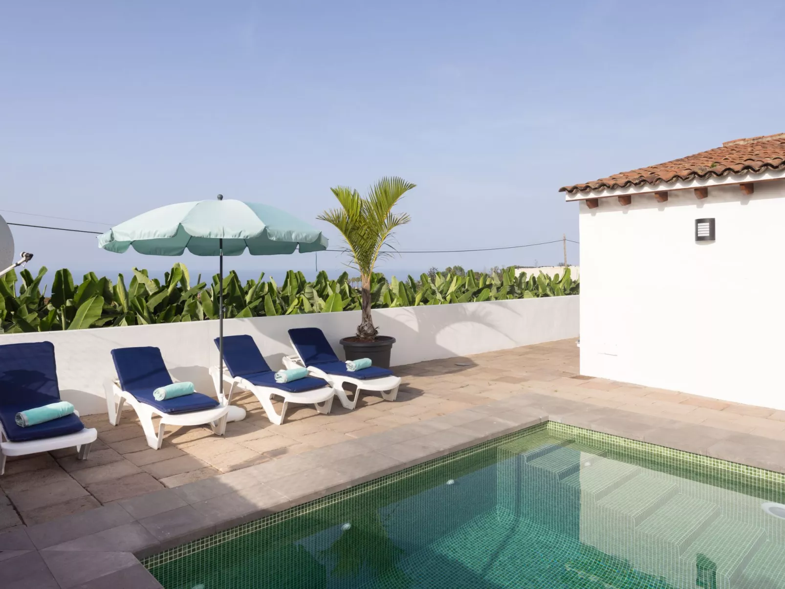 Cruz de los Martillos-Outside