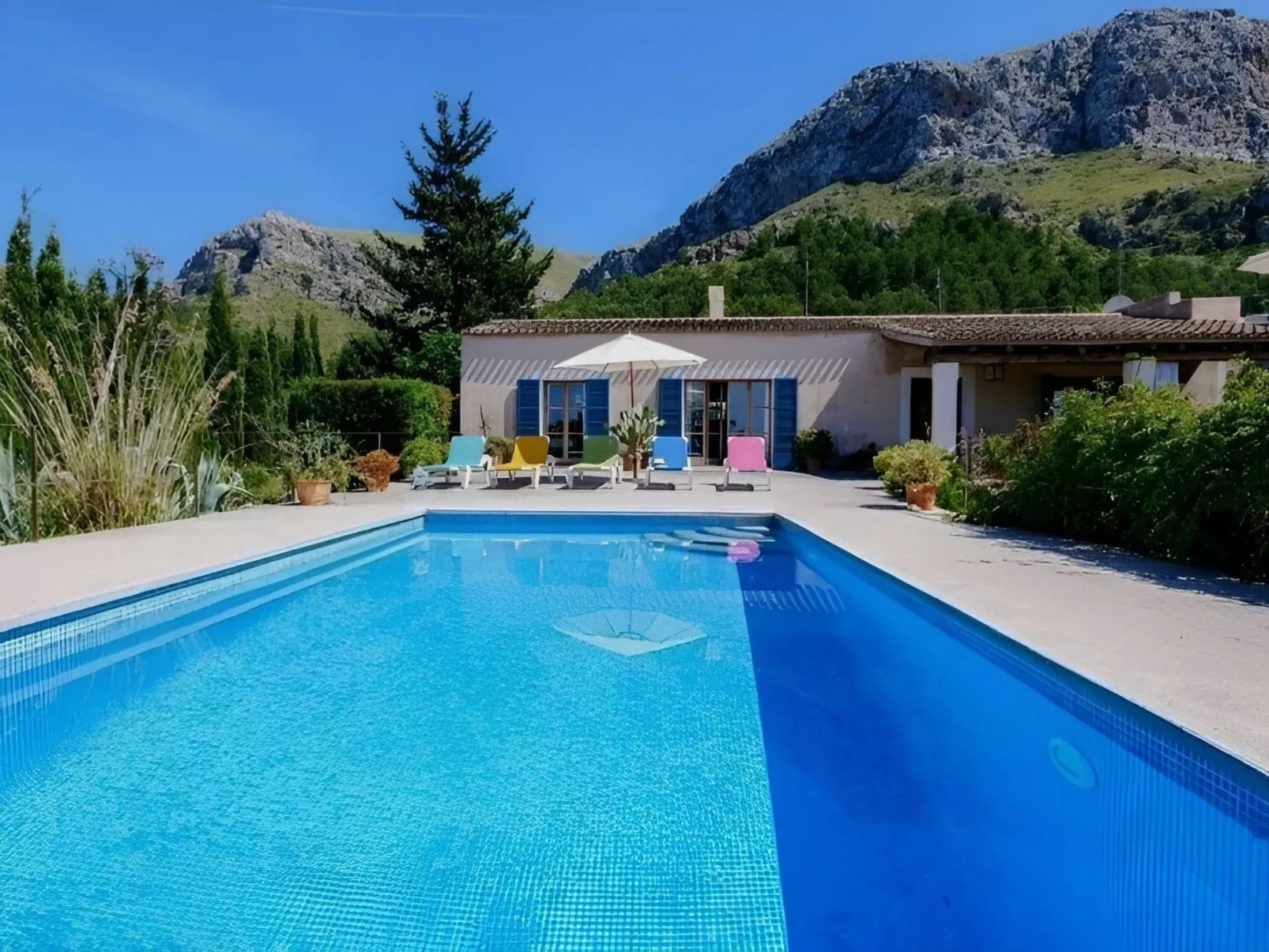 Finca in Traumlage mit Pool und Meerblick