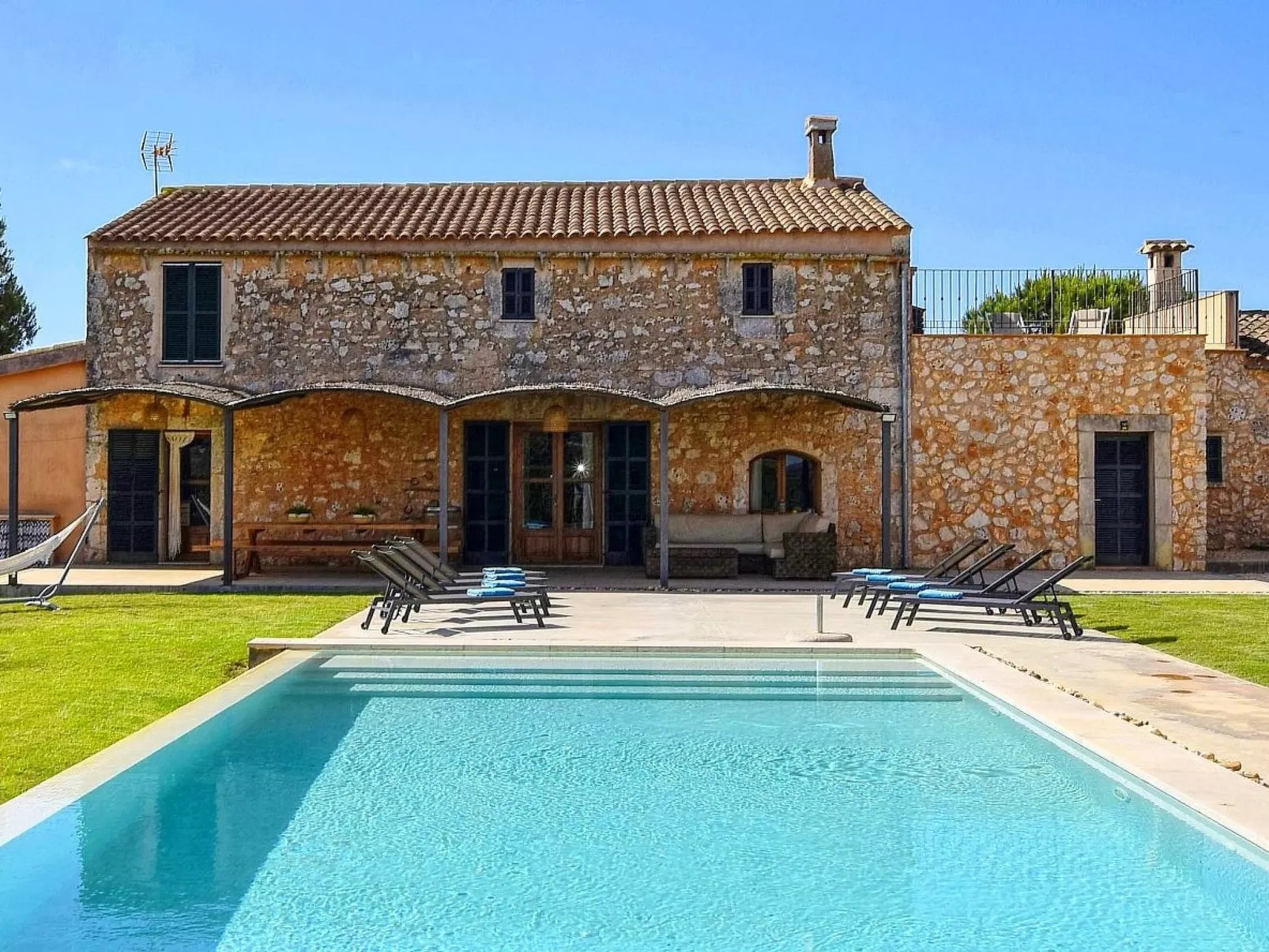 Luxuriöse Finca im modernen Stil mit Pool und Klimaanlage-Draußen