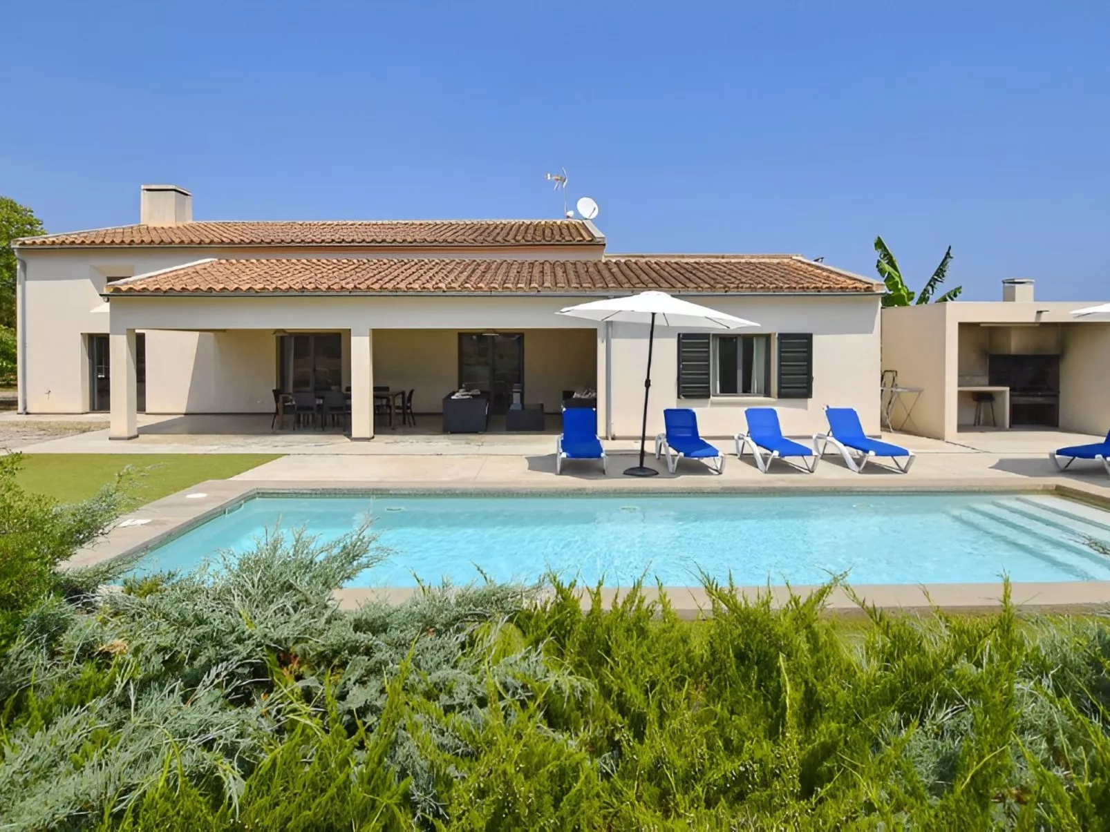 Modernes Haus in Meeresnähe-Draußen