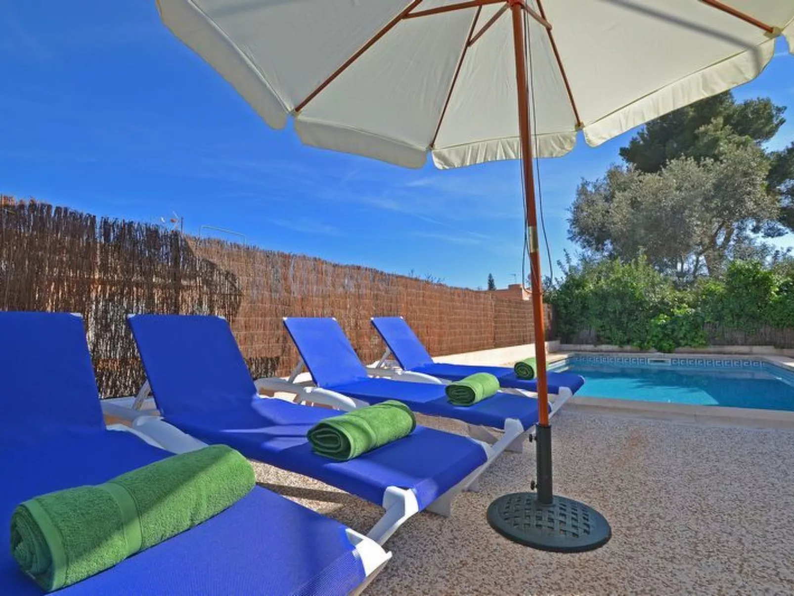 Schöne Villa mit Pool und Garten-Image-tags.info