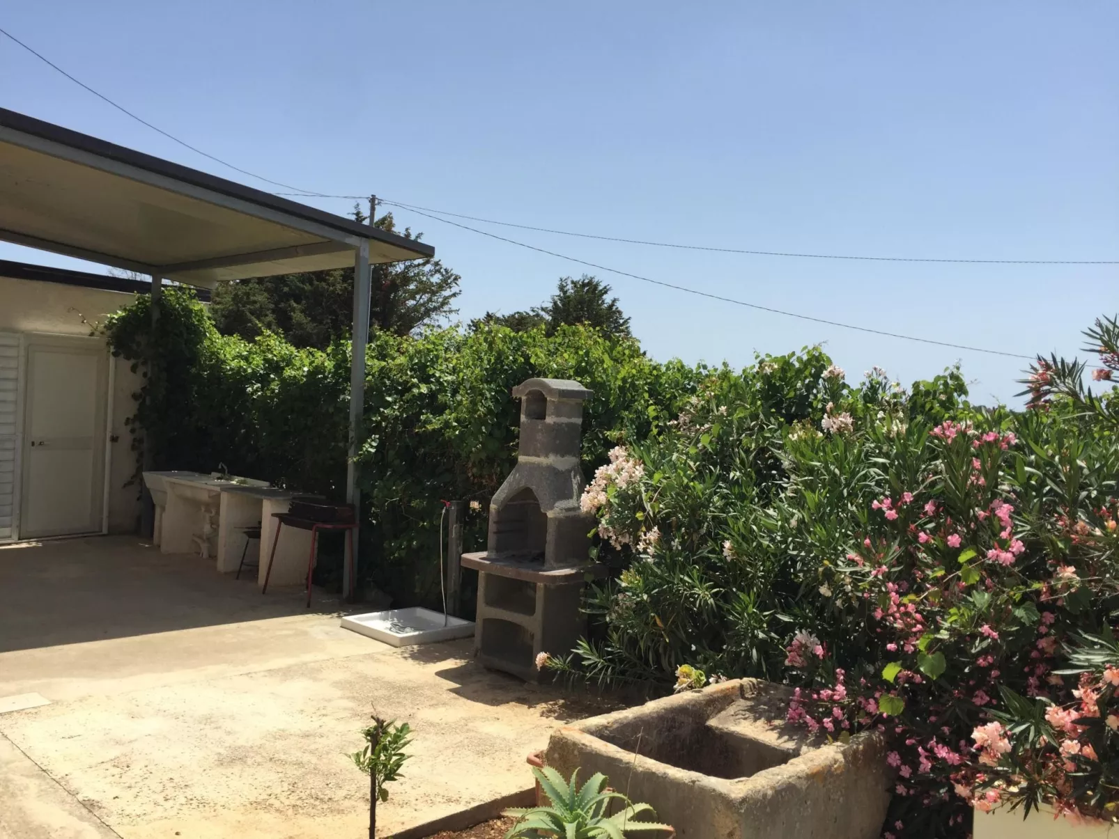 Ebenerdig auch für Rollstuhlfahrer geeignet mit Terrasse und Parkplatz-Image-tags.info