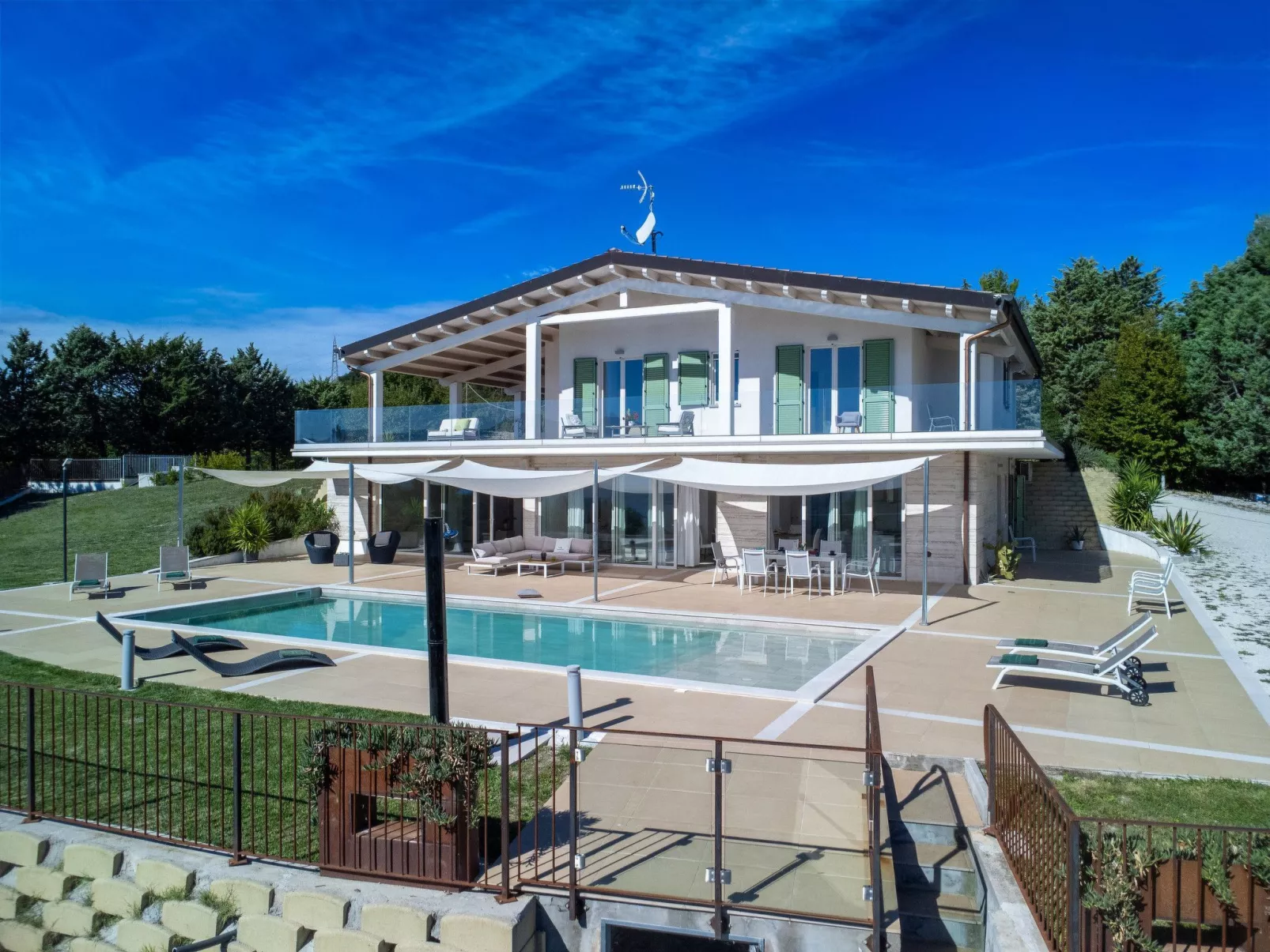 Villa Montefalcone, Außen- und Innenpool