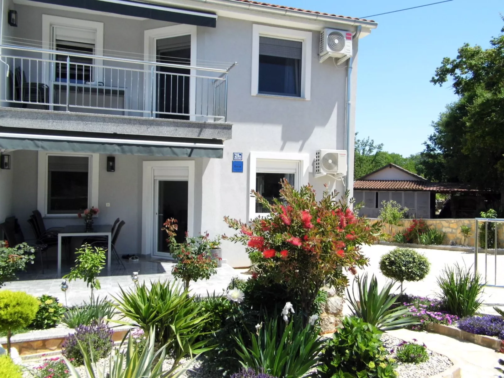 Neue und moderne, voll ausgestattete Wohnung-Outside