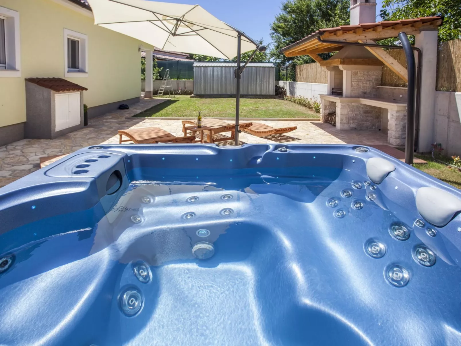 In Vintijan mit Großem Whirlpool-Outside