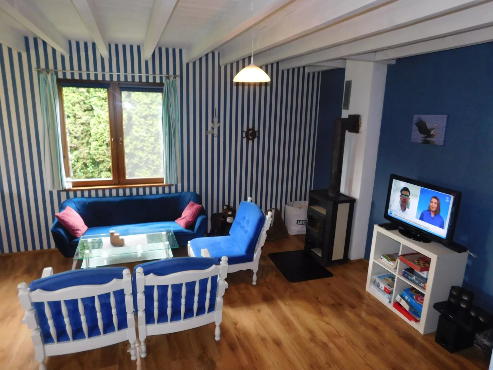 Auf einer Insel-Drinnen