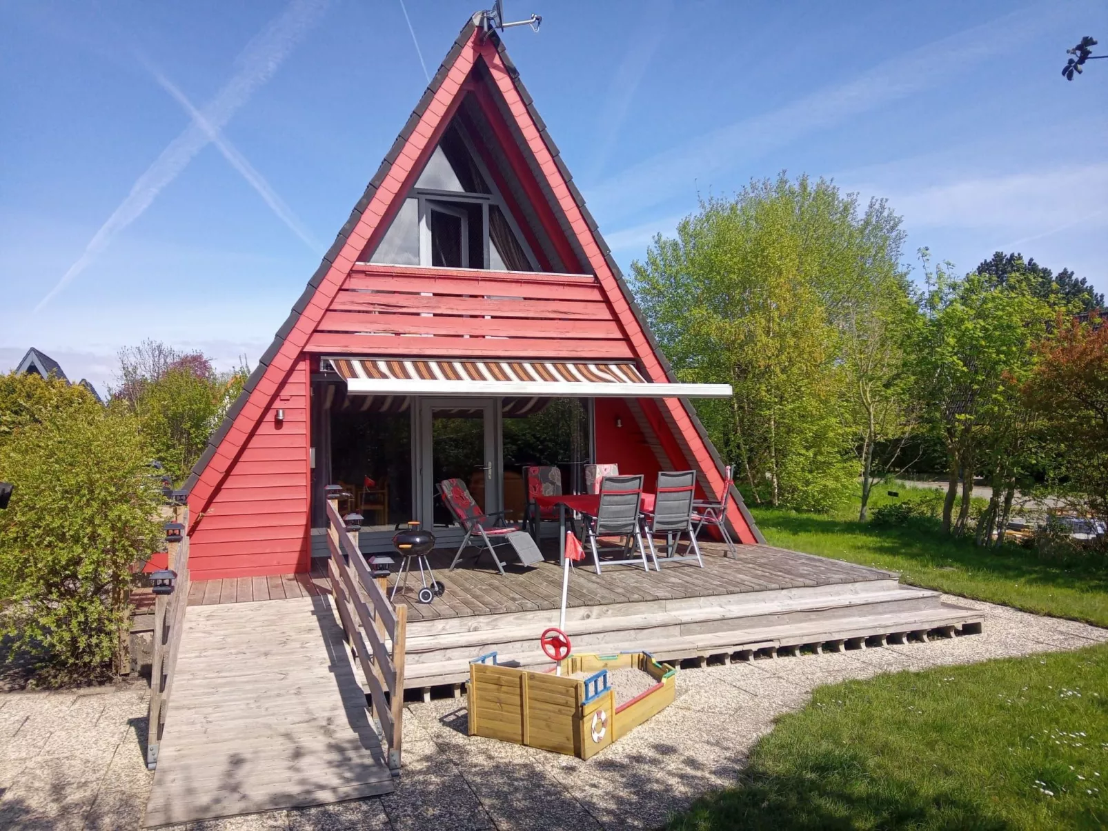 Unmittelbar hinter dem Deich gelegenes Nurdachhaus