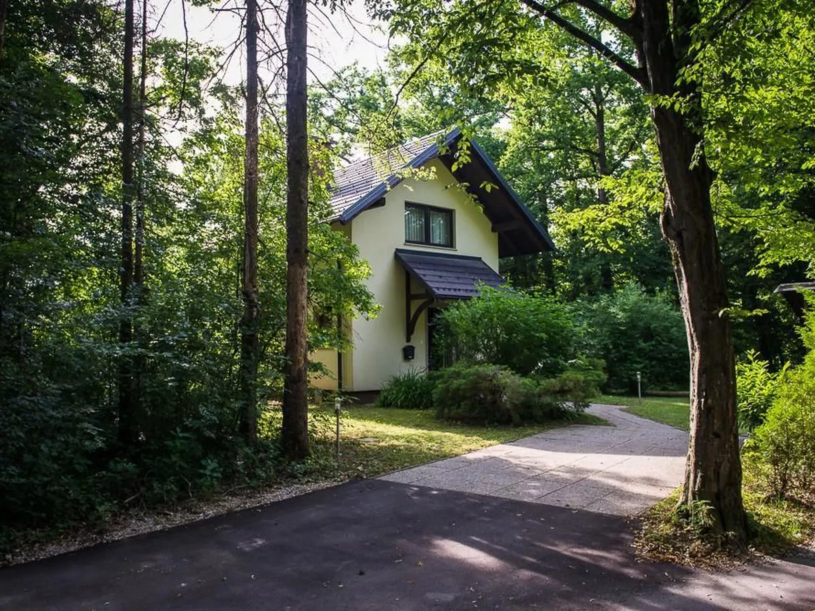 Kleines Haus am Rande des Waldes