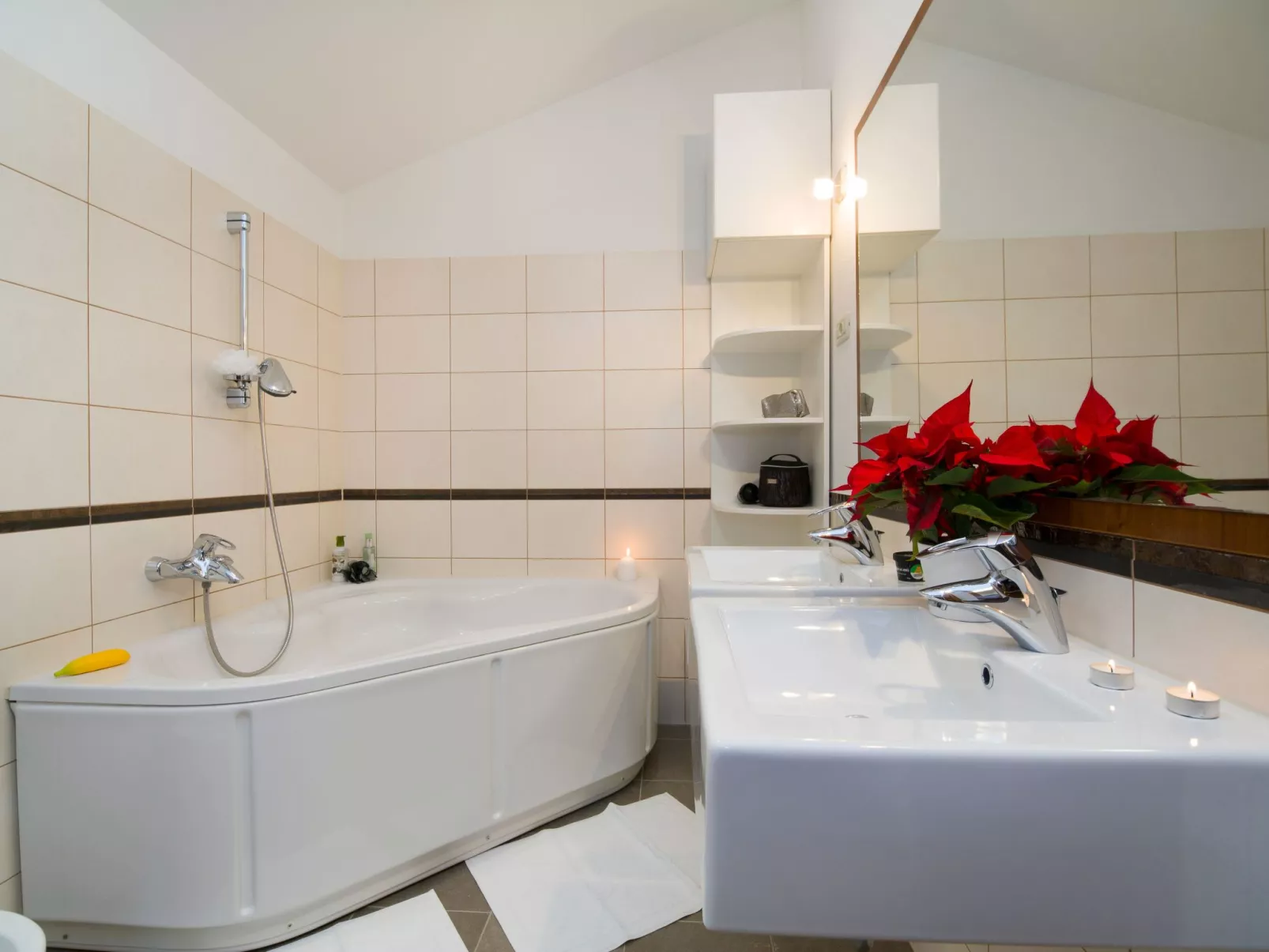 Ferienvilla mit Garten, Grill und Terrasse-Dedans