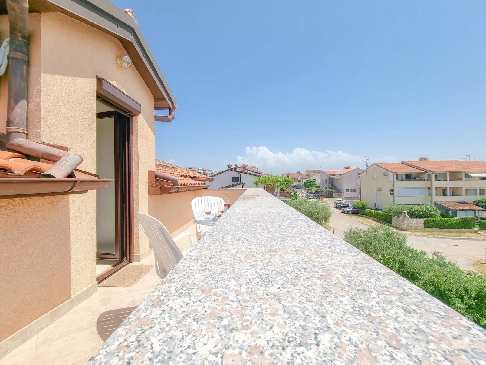 "Nina" mit Blick auf das Wasser-Outside