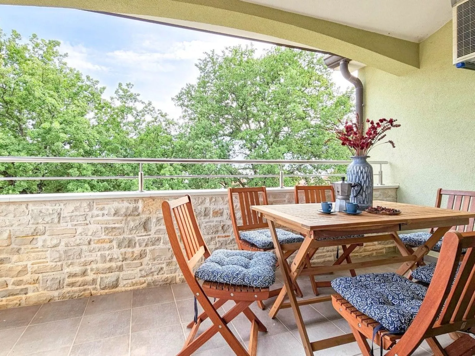 "Fabiola" mit Balkon - Draußen