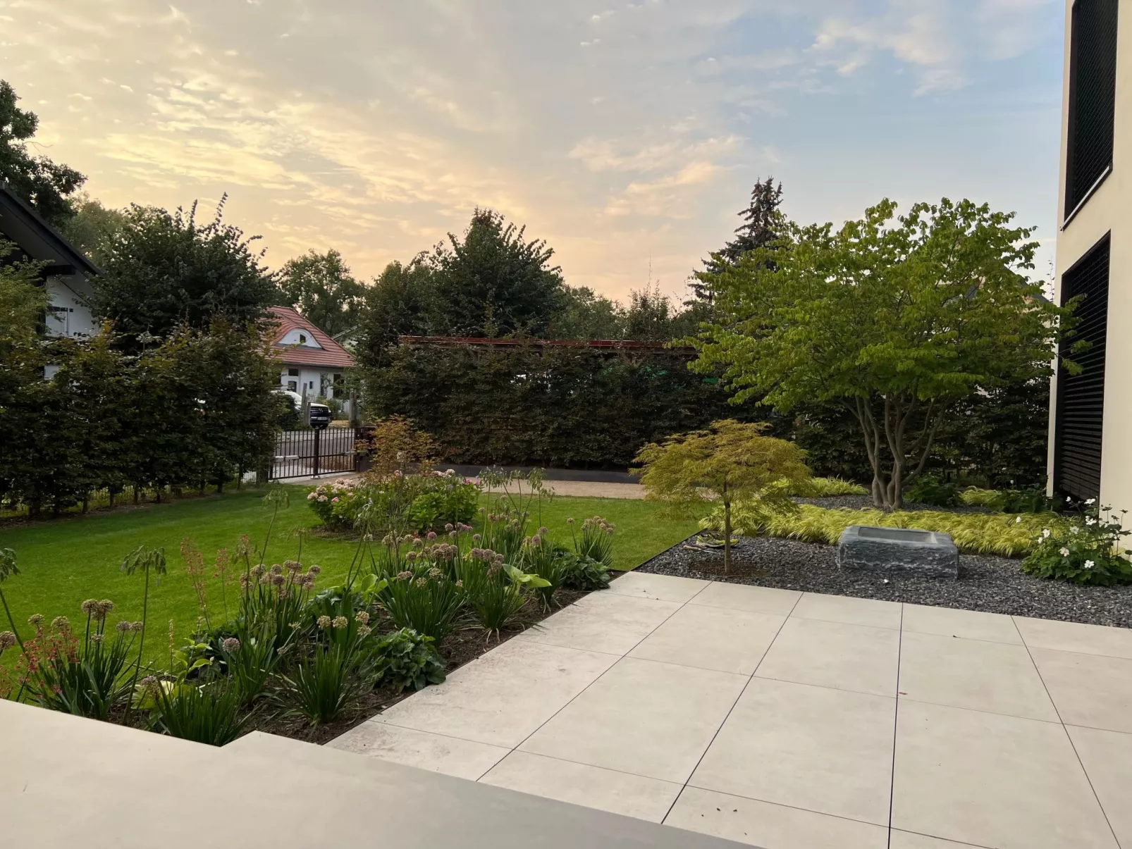 Modernes Einfamilienhaus-Draußen