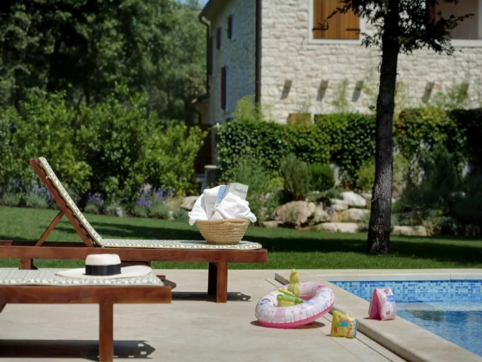 In Karigador mit Terrasse, Whirlpool und Garten-Image-tags.info