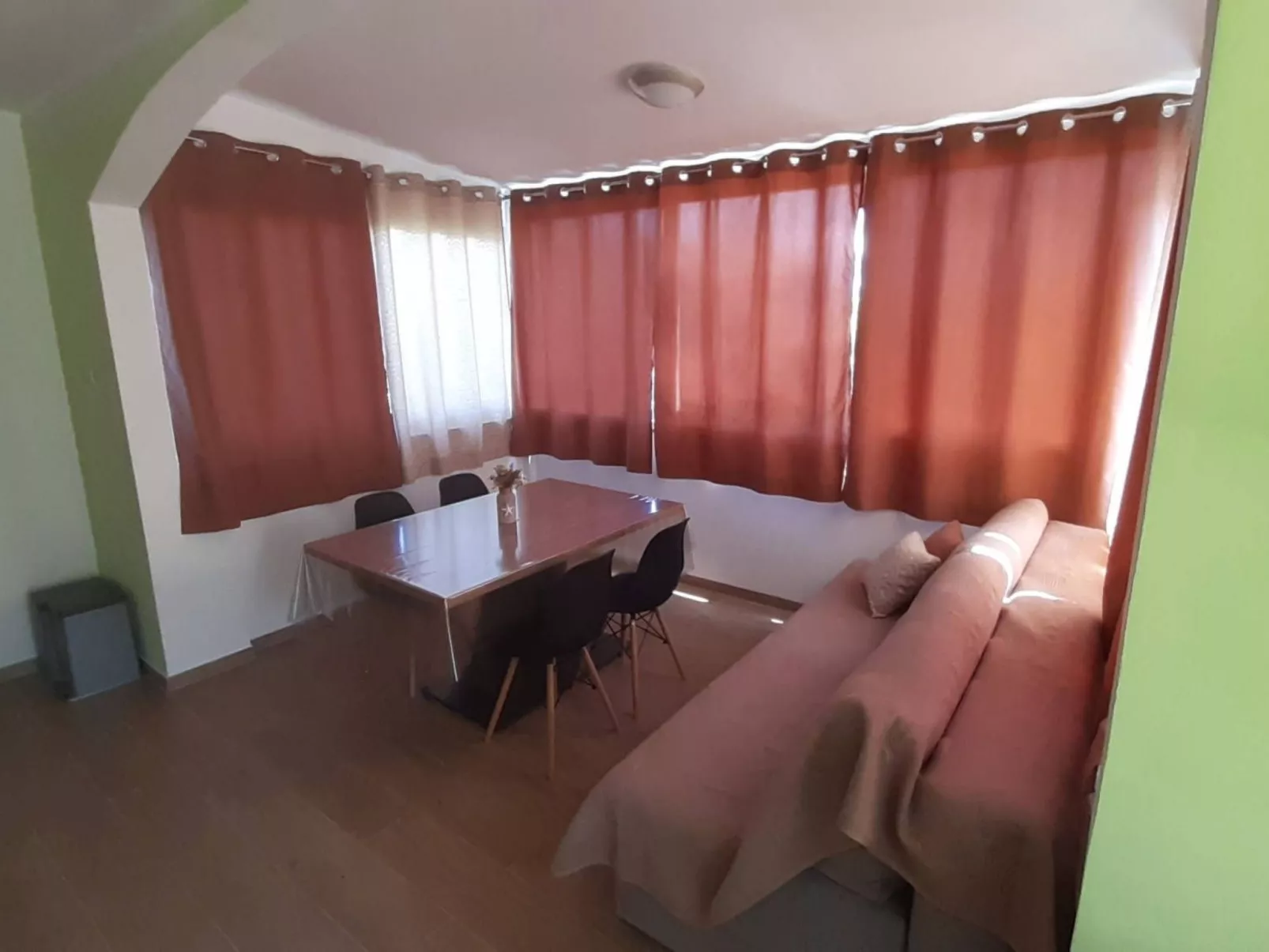 "Grüne" Wohnung mit Swimmingpool