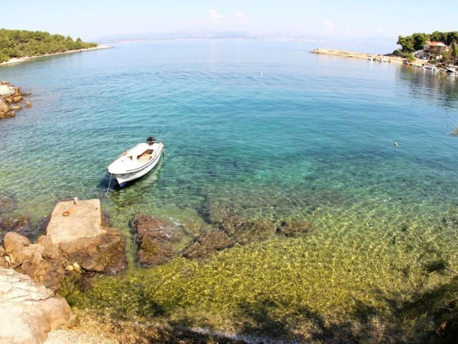 Kleines Steinhaus in einem ruhigen Ort auf der Insel Solta-Draußen