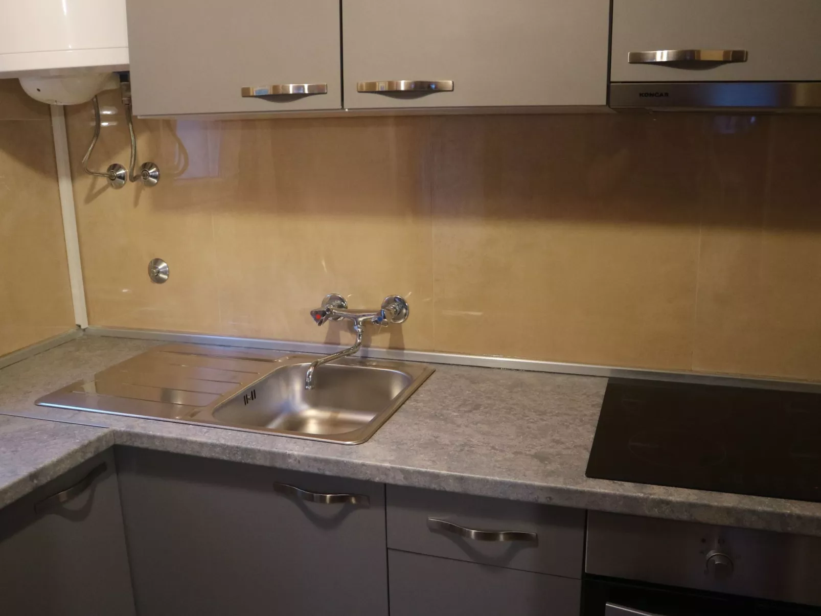 "Antun" am Strand-Dedans