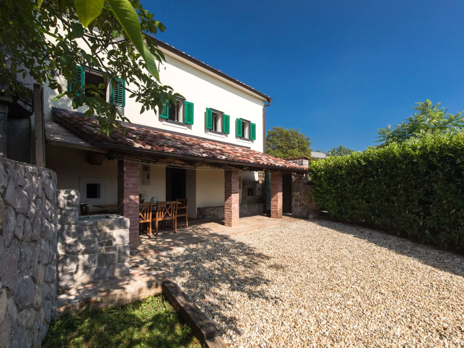 Haus mit modernem Interieur und einer alten Taverne - Outside