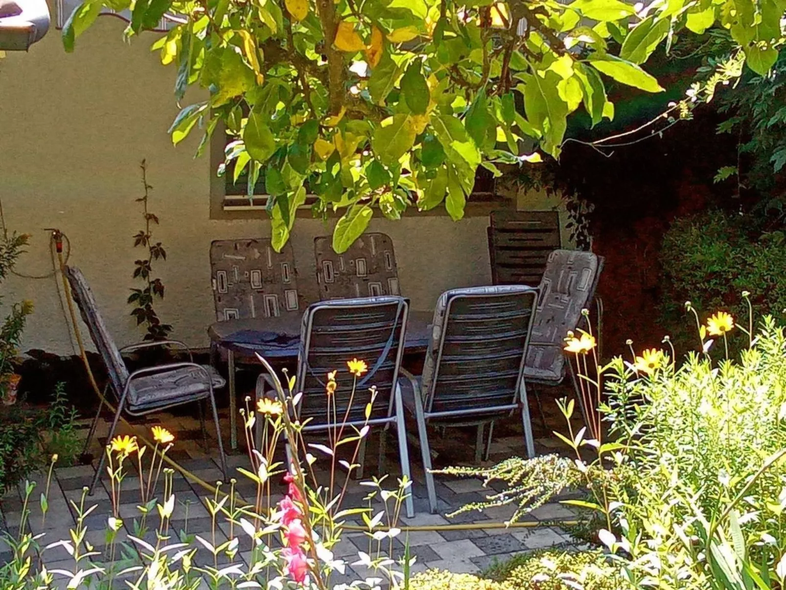 Mit sonniger Terrasse und Ausblick