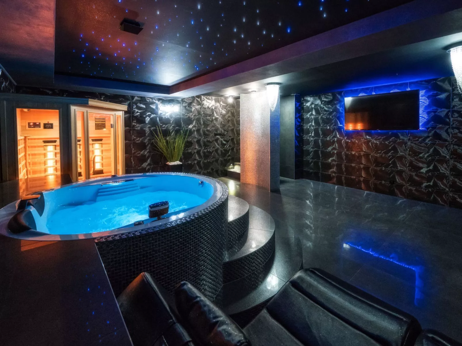 Mit Entspannung im Jacuzzi-Drinnen