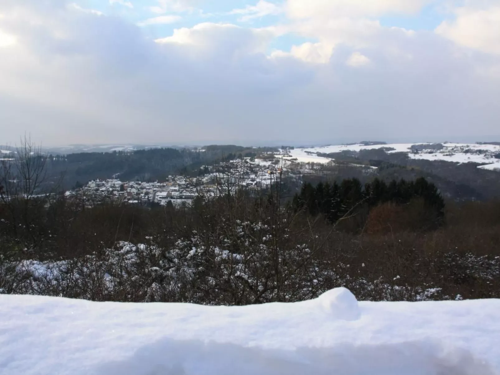 Mit Blick auf das Wasser-Dehors
