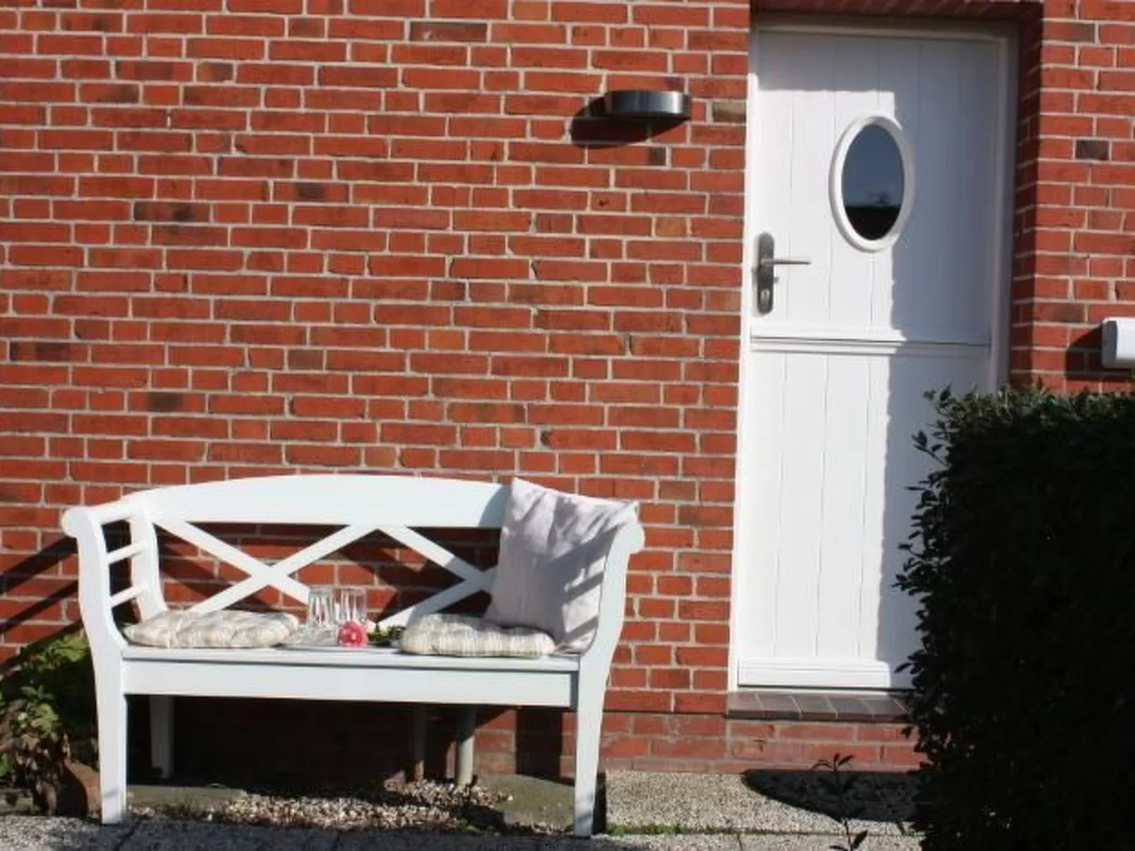 Mit Garten und Parkplatz