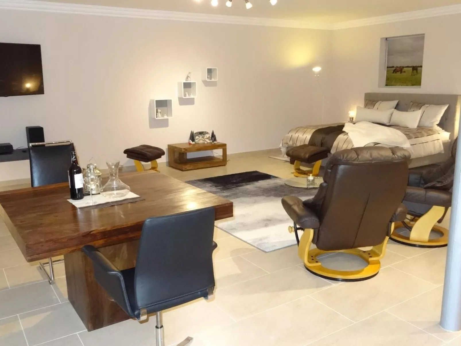 Modern eingerichtete Suite mit Terrasse