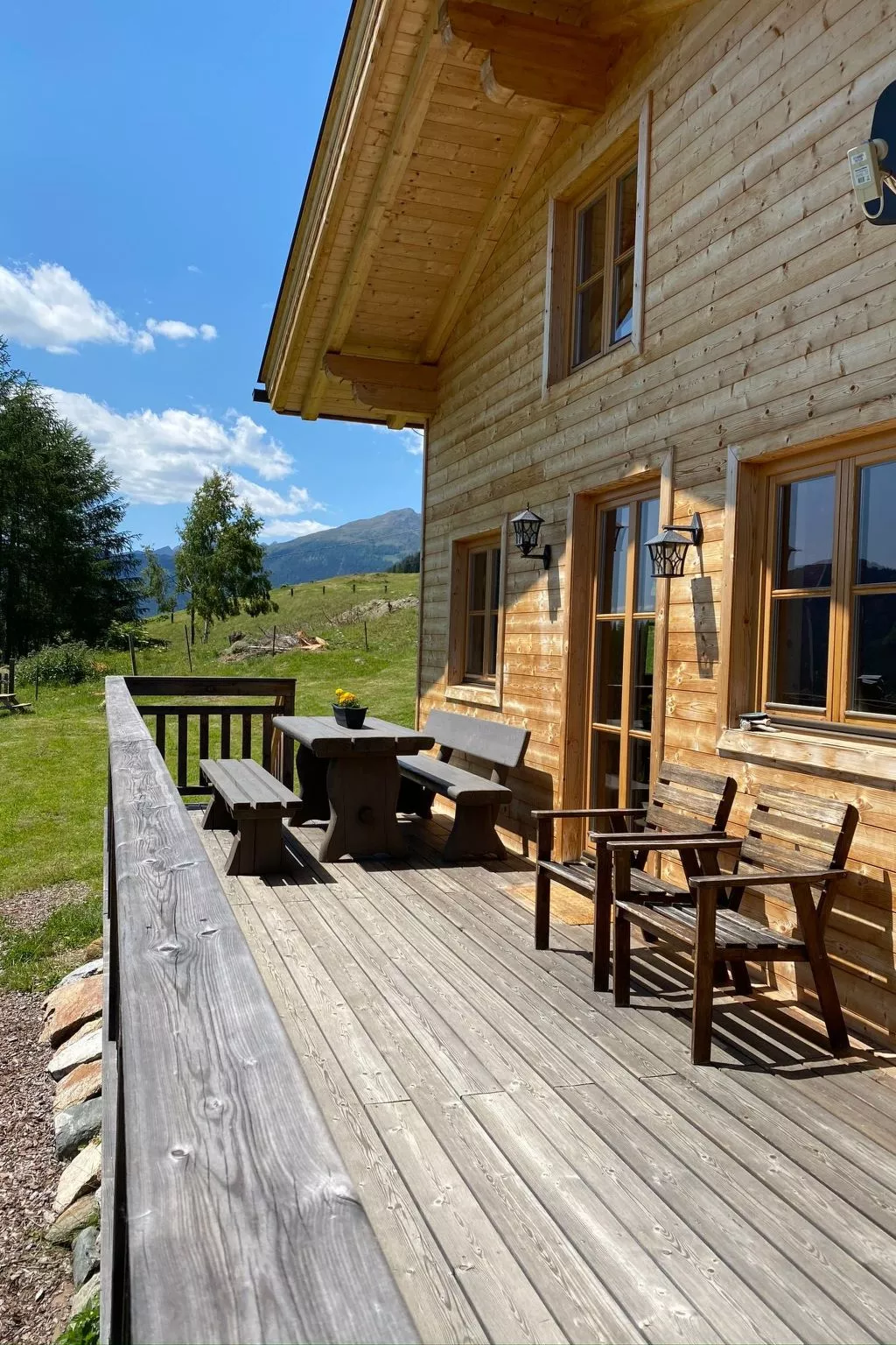 Berghütte mit Blick auf die Berge-Outside