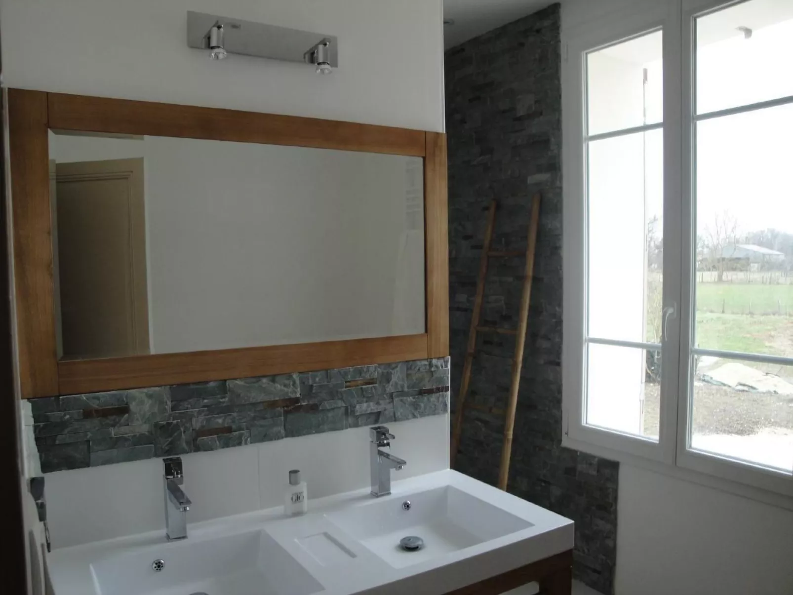 Ferienvilla mit Blick auf das Wasser-Image-tags.info