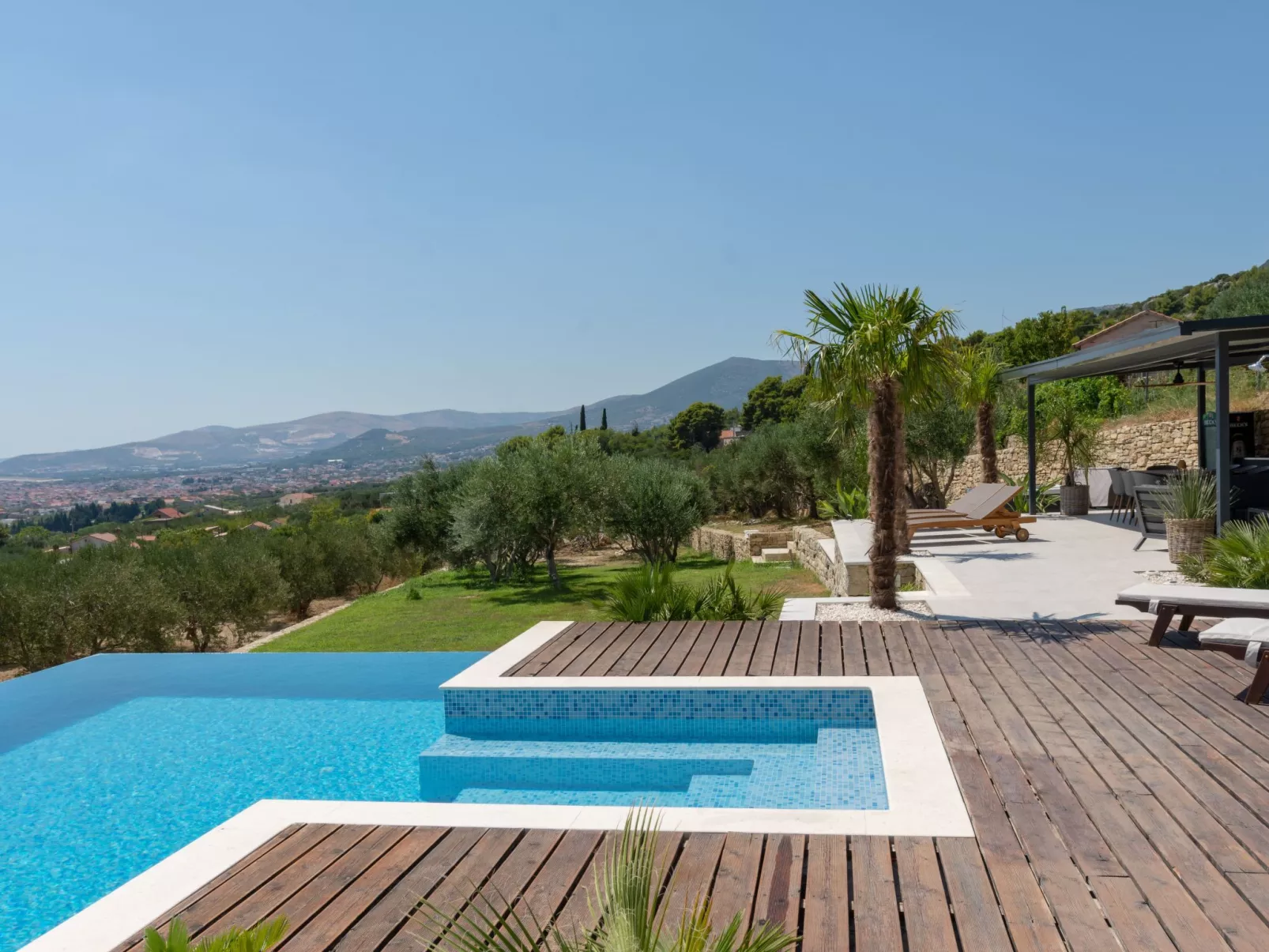 Haus für 9 Personen und 1 Kind in Kastel Luksic-Draußen