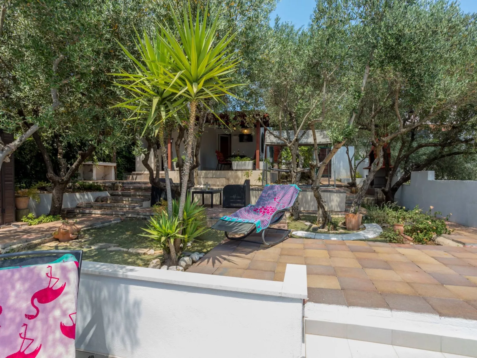 Komplex Oliva mit Pool und großem Garten