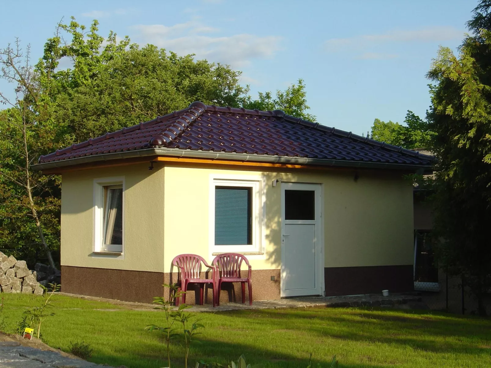 Helle Ferienwohnung für drei Personen-Draußen