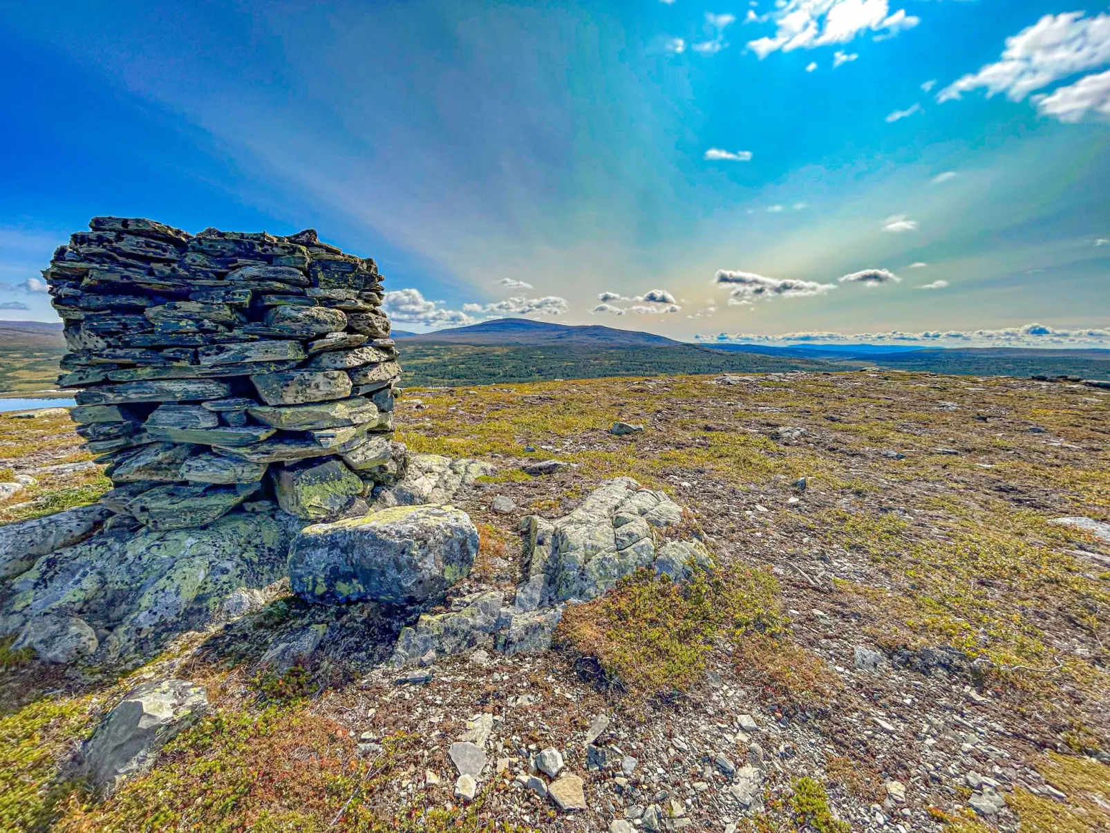 Gemütliches Blockhaus mit Kamin im Oviksfjäll-Draußen