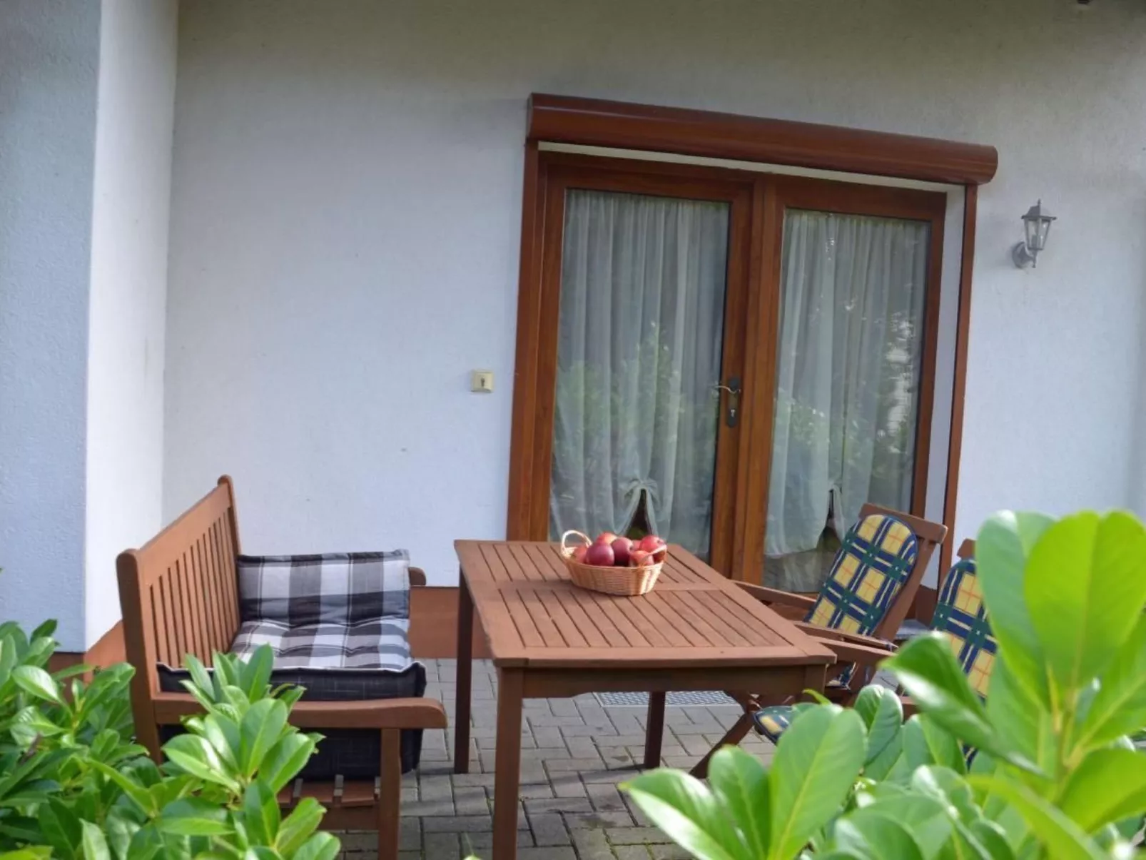 Zeesenboot mit möblierter Terrasse