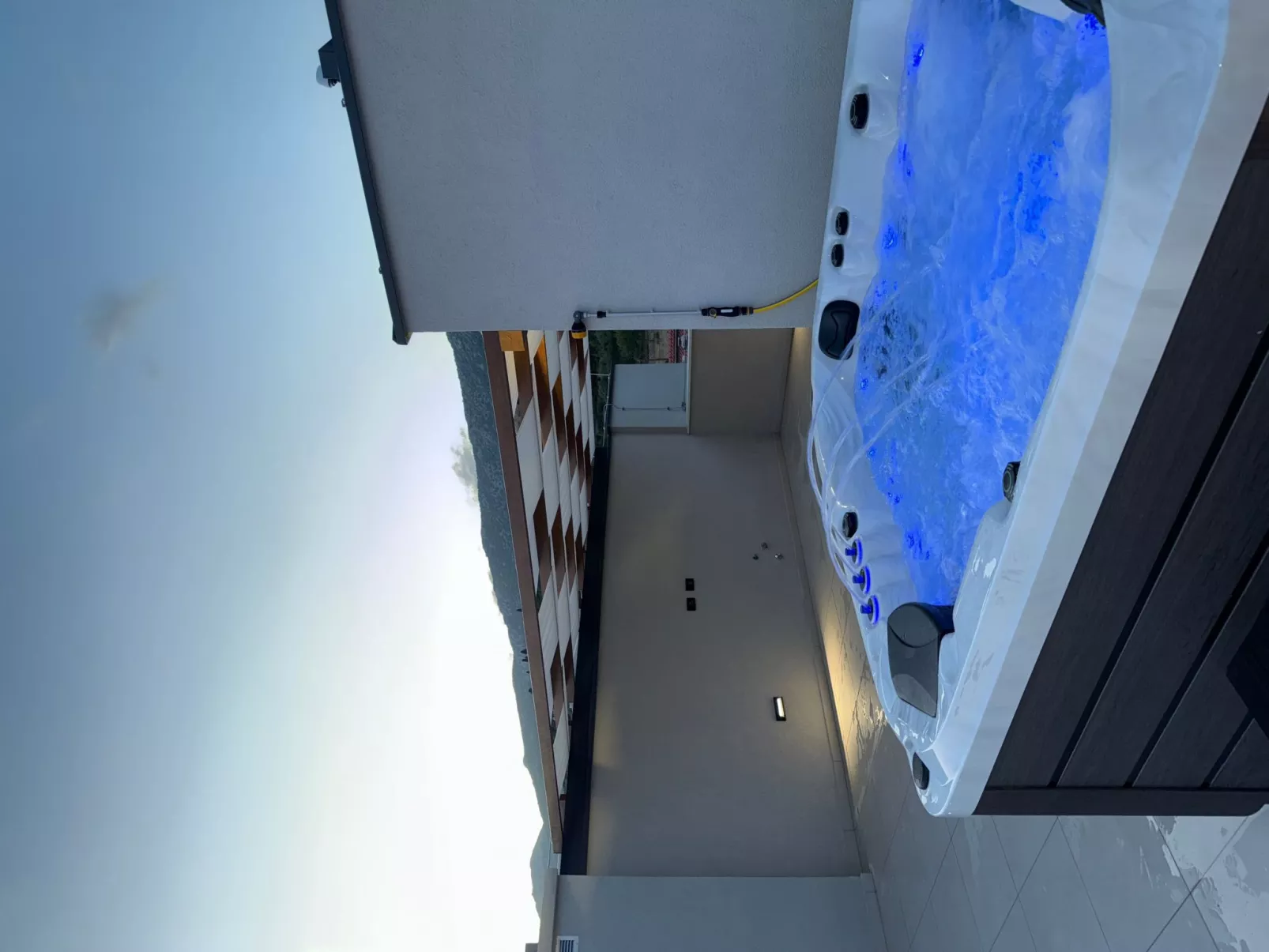 "Magnificent Lux View"-Outside