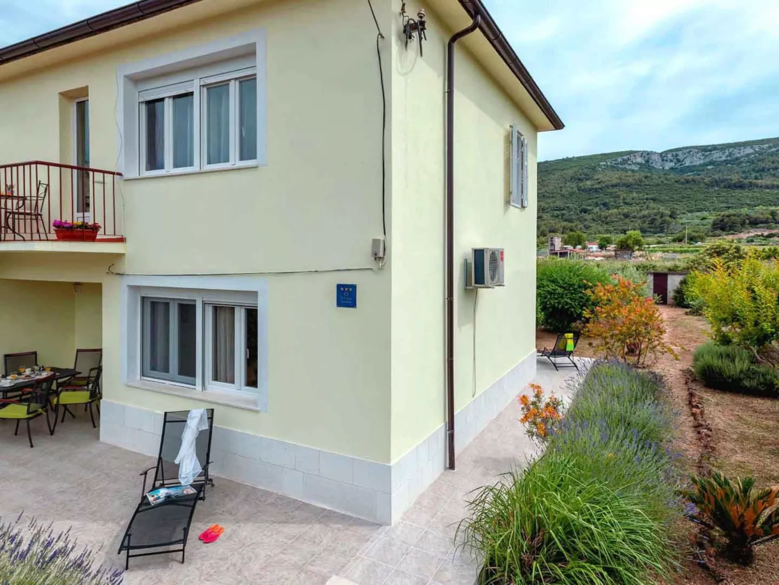 Villa "Sunshine" mit Garten, Grill und Terrasse-Draußen