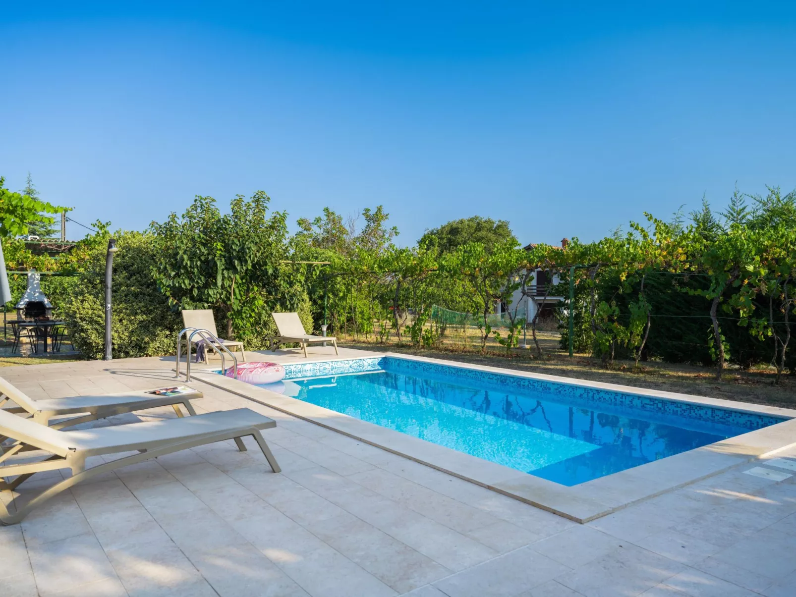 Attraktive Wohnung mit privatem Pool