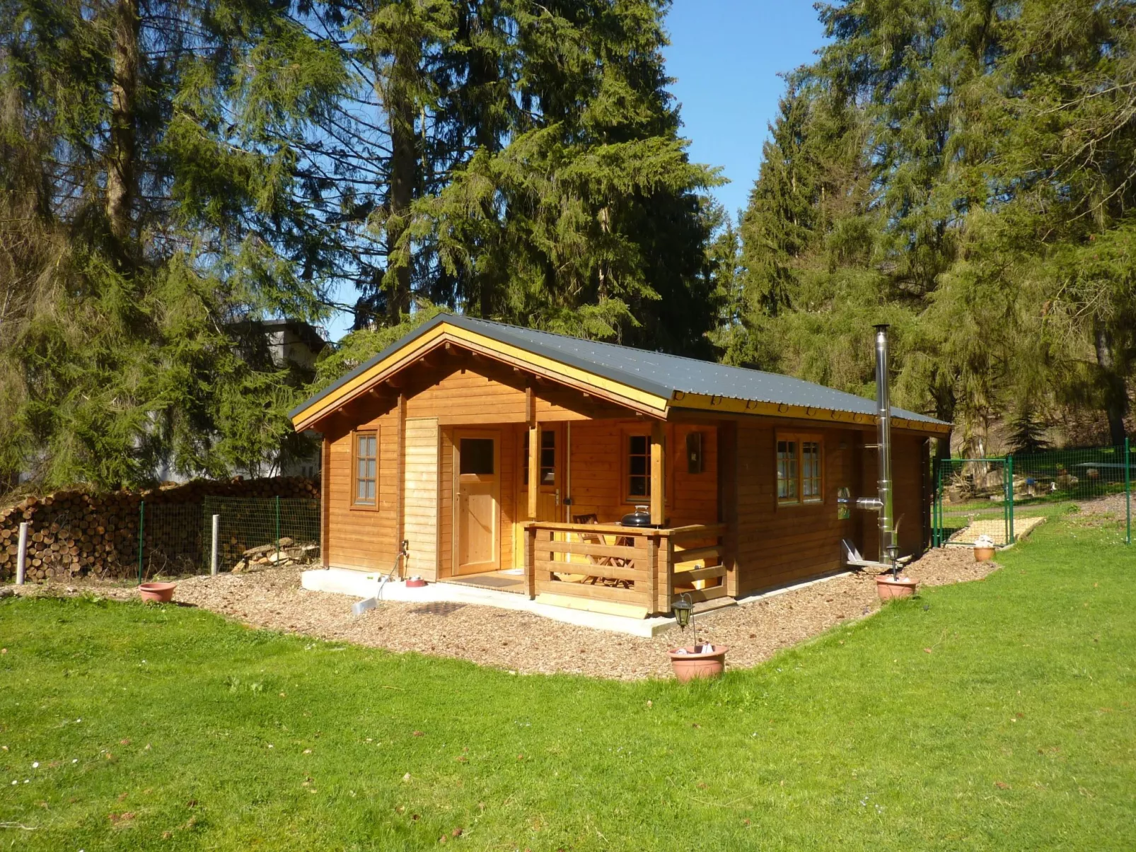 Holz-Blockhaus für vier Personen mit Terrasse